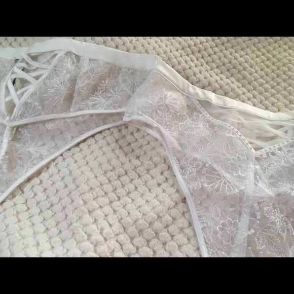 VICTORIA'S SECRET FASHION SHOW Dream Angles Lace Iridescence White Panties - NWT - Picture 3 of 3